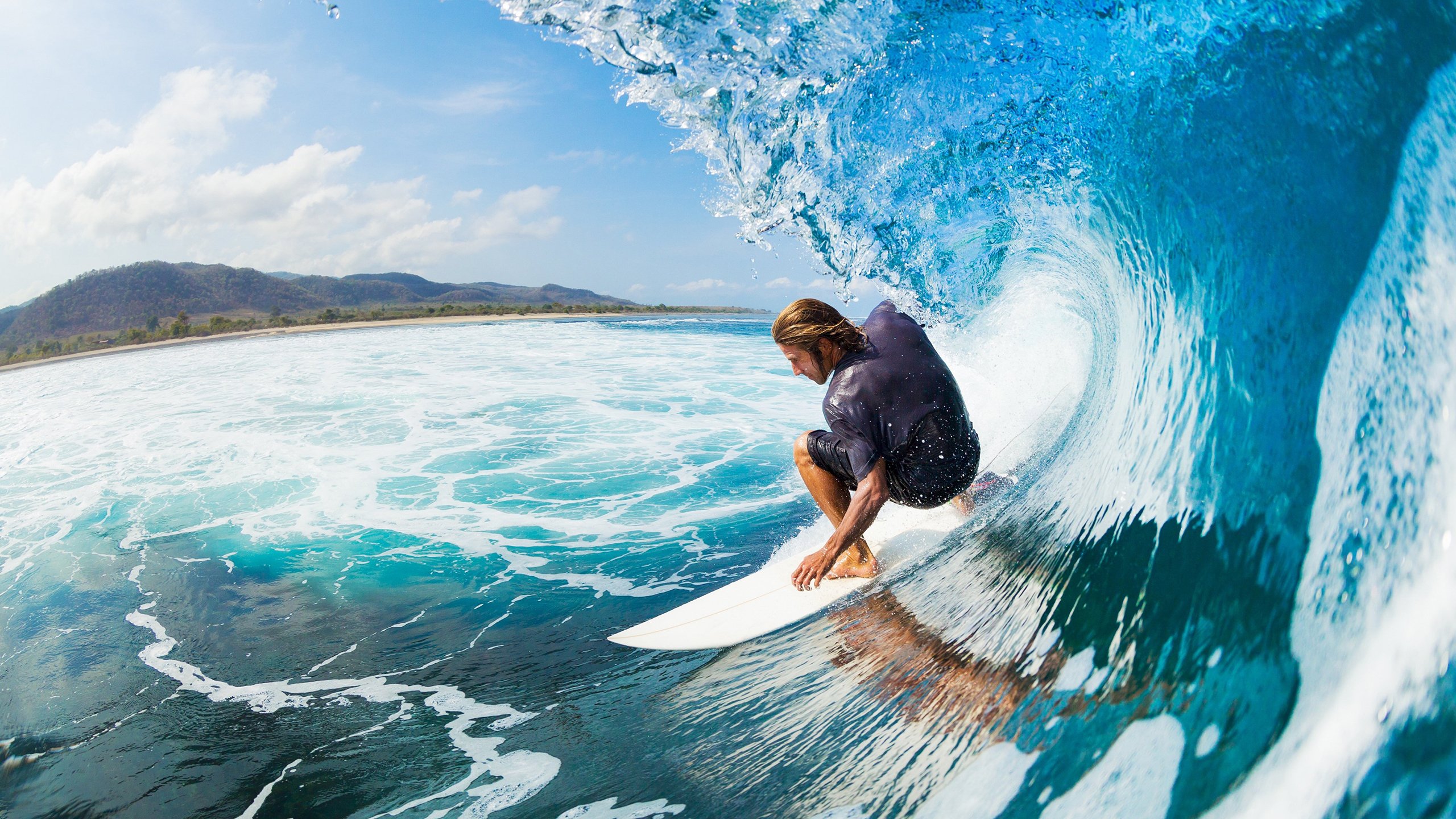 “出租车公司联合健步走日” 各车队打着旗子同步出发